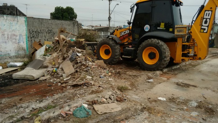 Prefeitura limpa e retira entulho de diversas ruas
