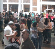 Baile do Fundo Social reúne aproximadamente 400 pessoas