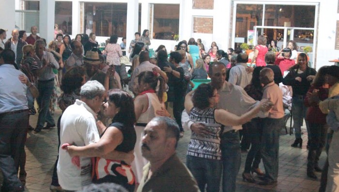 Baile do Fundo Social reúne aproximadamente 400 pessoas
