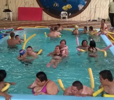 Centro de Apoio ao Deficiente de Suzano realiza atividade em piscina