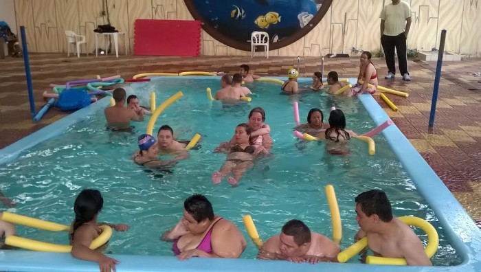 Centro de Apoio ao Deficiente de Suzano realiza atividade em piscina