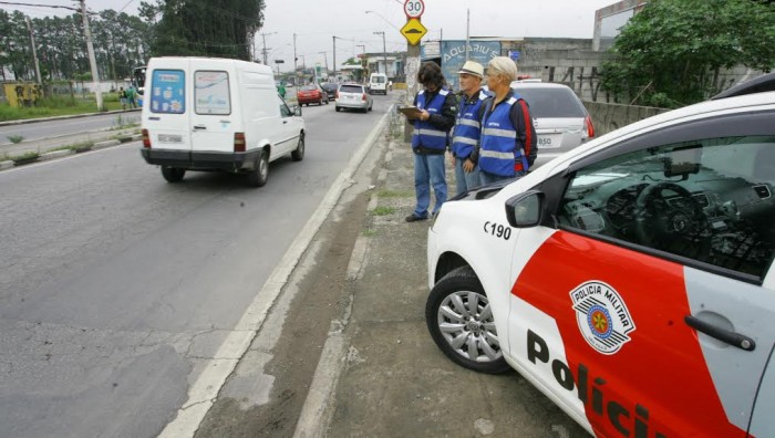 Veículos são apreendidos por transporte clandestino de passageiros