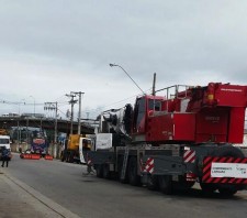 Agentes de trânsito orientam motoristas durante interdição de trecho da Avenida Jorge Bey Maluf
