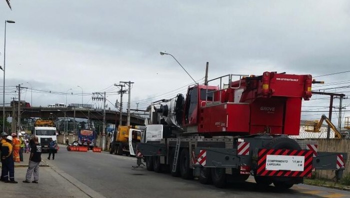 Agentes de trânsito orientam motoristas durante interdição de trecho da Avenida Jorge Bey Maluf