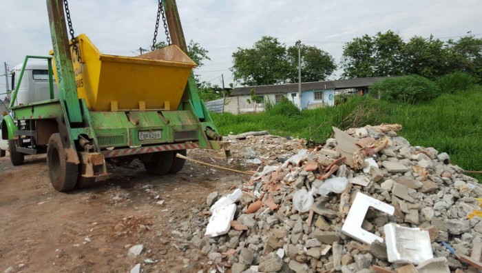 Fiscalização e GCM impedem descarte irregular de entulho no Maria Helena