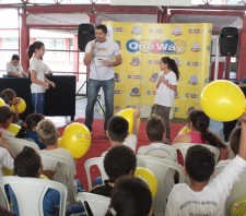 Escola Caic recebe projeto musical de inglês