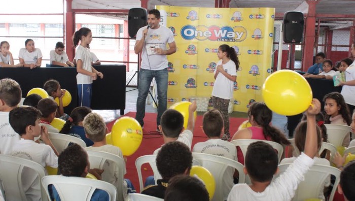 Escola Caic recebe projeto musical de inglês