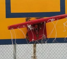Vândalos tentam furtar aros de basquete no Pq. Max Feffer