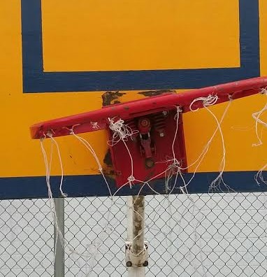 Vândalos tentam furtar aros de basquete no Pq. Max Feffer