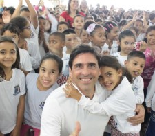 Crianças do projeto Rede Vôlei recebem medalhas das mãos do bicampeão olímpico Giovane Gávio