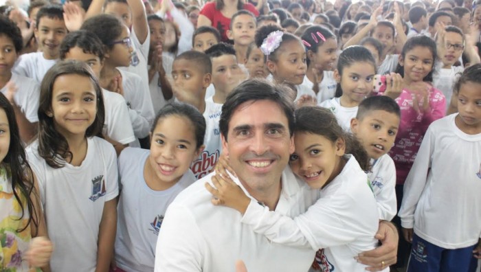 Crianças do projeto Rede Vôlei recebem medalhas das mãos do bicampeão olímpico Giovane Gávio