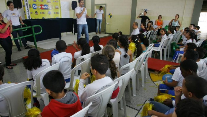 Escola Luiz Romanato recebe projeto musical de inglês