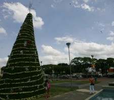 Chegada do Papai Noel abre programação do Natal de Suzano