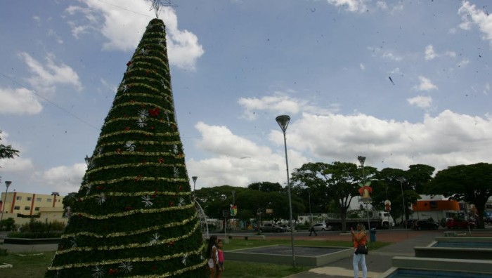 Chegada do Papai Noel abre programação do Natal de Suzano