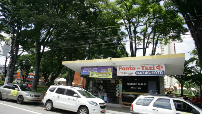 Prefeitura conclui reestruturação do ponto de táxi da Praça João Pessoa