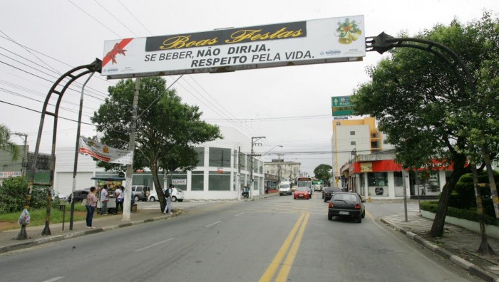 Prefeitura decora ruas e praças do Centro para o Natal