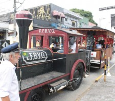 Trenzinho de Natal leva crianças para passear pelo centro de Suzano