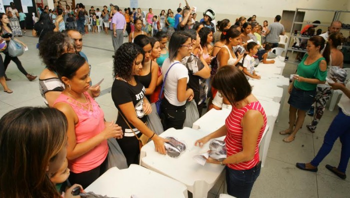 População elogia sistema de entrega de uniformes escolares