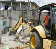 Prefeitura remove mais duas famílias de área de risco do Jardim Fernandes