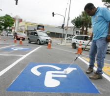 Prefeitura faz readequação de vagas preferenciais de estacionamento no Largo da Feira