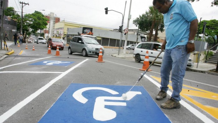 Prefeitura faz readequação de vagas preferenciais de estacionamento no Largo da Feira