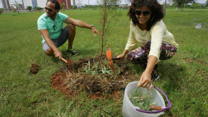 Casal dá exemplo de cidadania no Parque Max Feffer