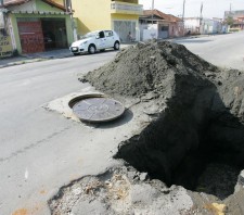 Secretaria de Manutenção identifica vazamento em via e aciona Sabesp