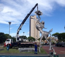 Praça Cidade das Flores ganha escultura de 11 metros de altura