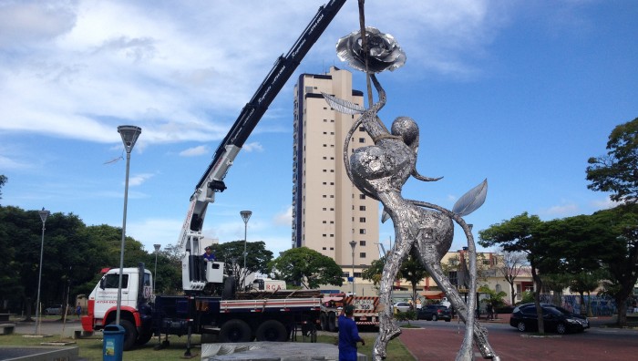 Praça Cidade das Flores ganha escultura de 11 metros de altura