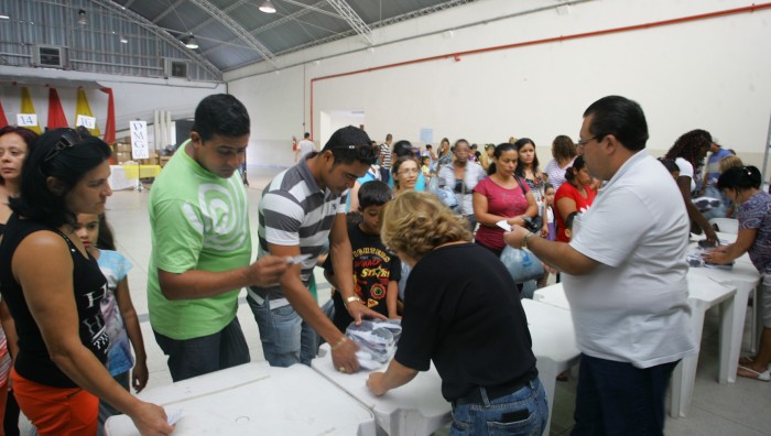 Entrega de kits de uniformes continua neste sábado para escolas da região central