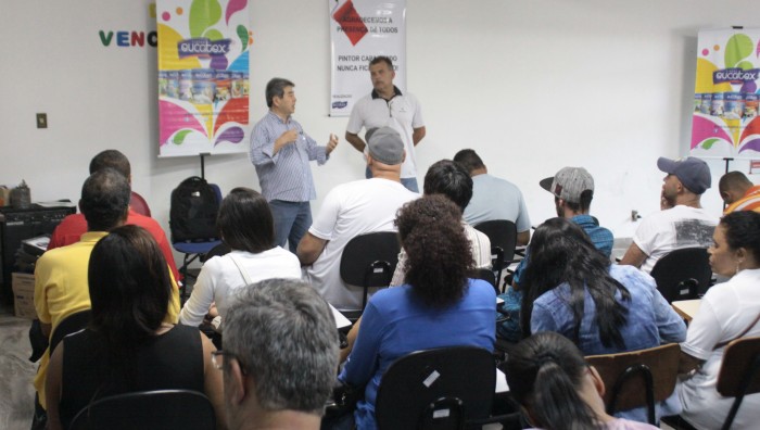 Oficina de pintura residencial reúne mais de 80 pessoas