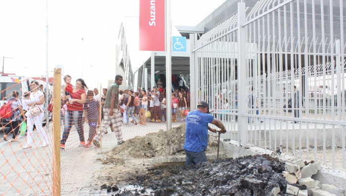 Ponto de ônibus ao lado da estação de Suzano começa a ser coberto