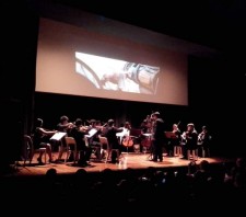 Mais de 300 pessoas acompanham apresentação de orquestra