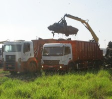 Prefeitura inicia remoção de carcaças de veículos do Pátio Monte Cristo