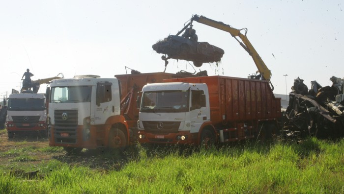Prefeitura inicia remoção de carcaças de veículos do Pátio Monte Cristo