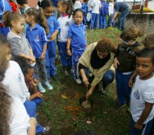 Alunos da escola Orlando Digenova participam de plantio de árvores