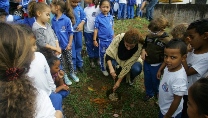 Alunos da escola Orlando Digenova participam de plantio de árvores