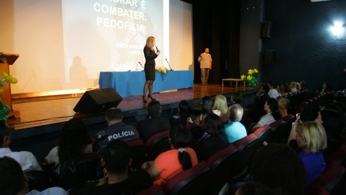 Dia do Combate ao Abuso e à Exploração Sexual reúne mais de 400 pessoas