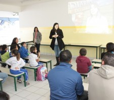 Pais de alunos e funcionários da escola Célia Pereira de Lima participam de palestra