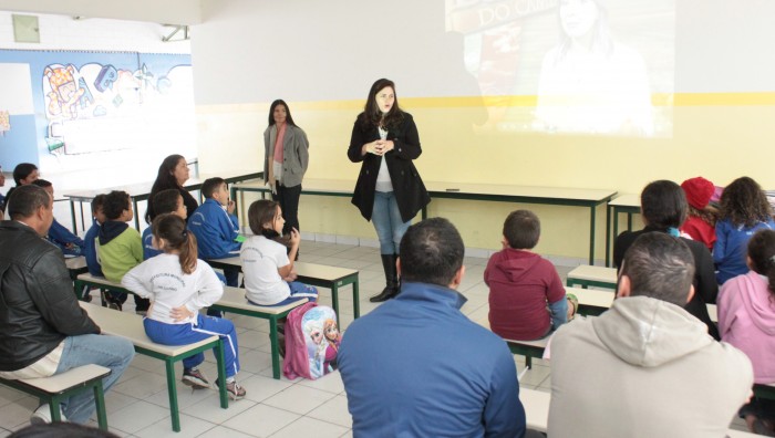 Pais de alunos e funcionários da escola Célia Pereira de Lima participam de palestra