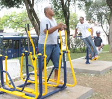 Prefeitura revitaliza praças e instala academias ao ar livre