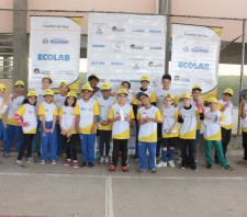 Alunos da Escola Manoel Vicente recebem uniformes do projeto Futebol de Rua