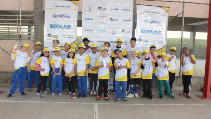Alunos da Escola Manoel Vicente recebem uniformes do projeto Futebol de Rua