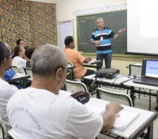 Alunos do EJA participam de palestra educativa da Sabesp sobre o combate à Dengue