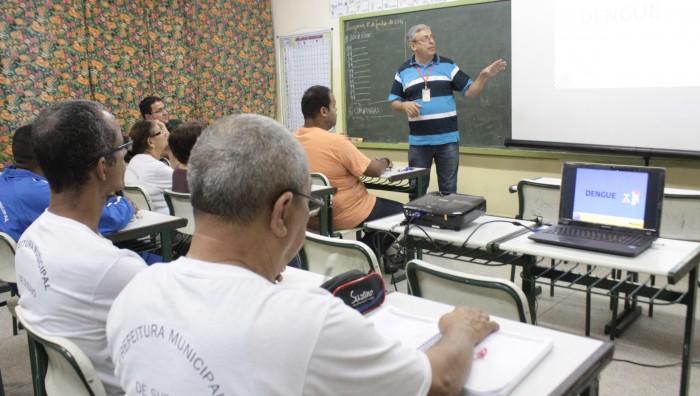 Alunos do EJA participam de palestra educativa da Sabesp sobre o combate à Dengue