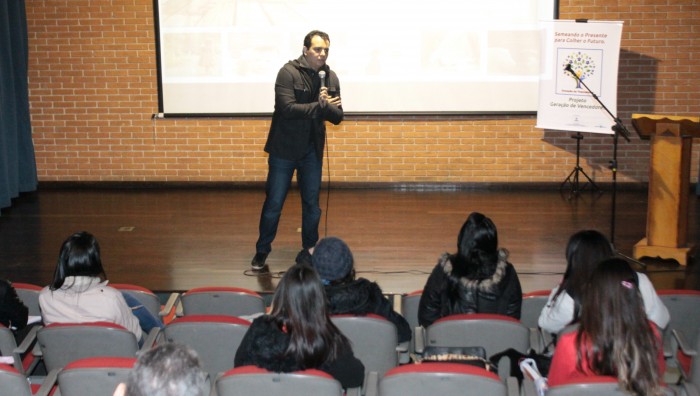 Anderson Cavalcante ministra palestra motivacional para jovens