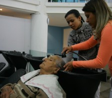 CRAS Centro realiza Dia da Beleza com 50 idosos