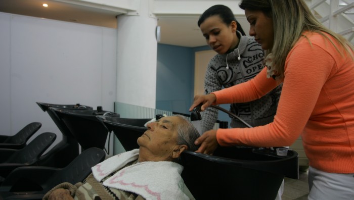 CRAS Centro realiza Dia da Beleza com 50 idosos
