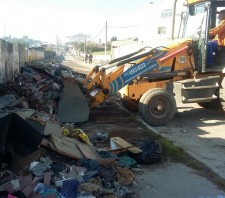 Prefeitura recolhe lixo e entulho despejados irregularmente em espaços públicos
