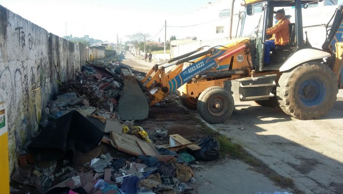 Prefeitura recolhe lixo e entulho despejados irregularmente em espaços públicos